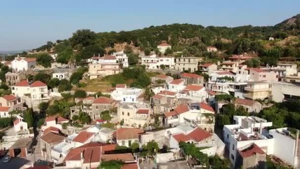 Drohne rast auf Bergdorfkirche in Griechenland zu — Stockvideo