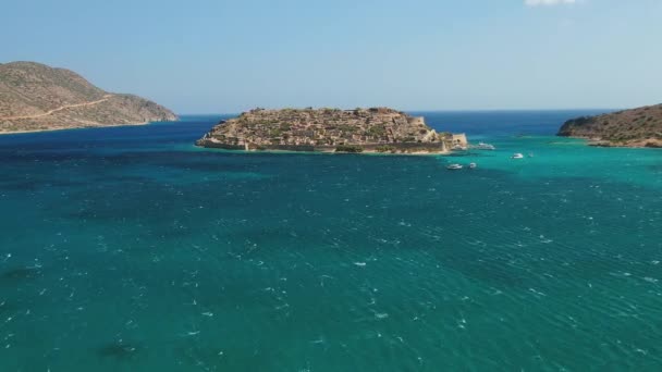 Вид с воздуха на руины древней венецианской крепости и бывшую колонию прокаженных на Спиналонге на острове Крит, Греция — стоковое видео