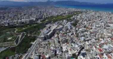 Heraklion şehrinin güzel manzarası. Arka planda viyadük, sokak ve okyanus var. Girit Yunanistan. Hava görüntüsü seyahat ediyor