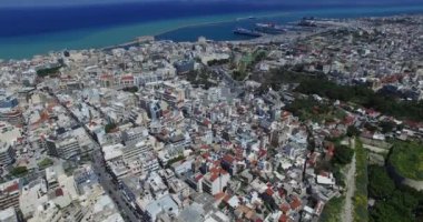 Heraklion şehrinin güzel manzarası. Arka planda viyadük, sokak ve okyanus var. Girit Yunanistan. Hava görüntüsü seyahat ediyor