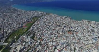 Heraklion şehrinin güzel manzarası. Arka planda viyadük, sokak ve okyanus var. Girit Yunanistan. Hava görüntüsü seyahat ediyor