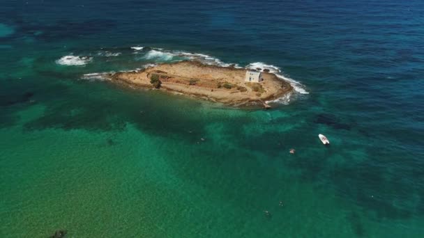 地中海の島にある正教会。ギリシャだドローン — ストック動画