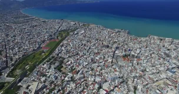 Bela vista da cidade de Heraklion com viadutos e ruas e o oceano no fundo. Creta Grécia. Vista aérea viajando — Vídeo de Stock