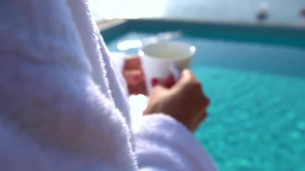 Mujer en la mañana bebiendo café en la piscina del hotel — Vídeos de Stock