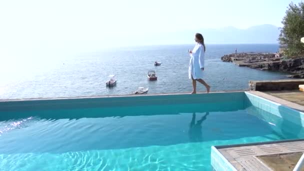 Donna al mattino bere caffè sulla piscina dell'hotel — Video Stock