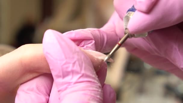 Close-up shot van hardware manicure in een schoonheidssalon. Manicure is het toepassen van elektrische nagelvijl boor voor trim nagelriemen op vrouwelijke vingers — Stockvideo
