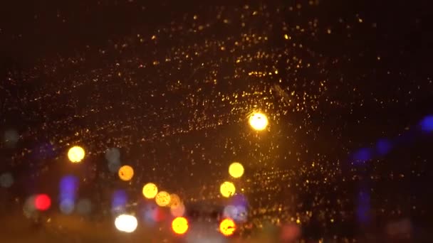 Een auto rijden door Night Road, Highway. Afbeelding van de achtergrond Defocusing de lichte auto 's nachts de regen — Stockvideo