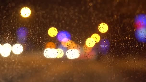 Jazda samochodem przez nocną drogę, Highway. Obraz tła Defocusing Światło samochodu w nocy Jego deszcz — Wideo stockowe