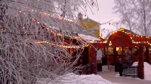 Közelkép egy gyönyörűen berendezett házról karácsonykor, fényes, fülbemászó karácsonyi fényekkel díszítve. — Stock videók