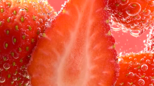Den röda jordgubben vackert i vattnet med bubblor. — Stockvideo