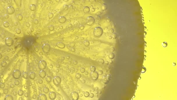 Plátky citronu ovoce s bublinami vody zavřít Makro Pomalý pohyb — Stock video