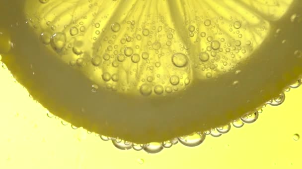 Slow Motion Macro shot of a lime slice in water bubbles — Stock Video