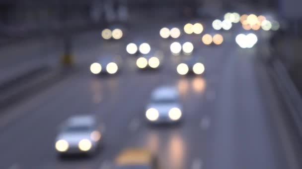 Die Lichter vorbeifahrender Autos auf der Autobahn. Bewegte Autobeleuchtung, Defokus . — Stockvideo