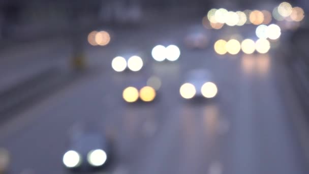 高速公路上过往车辆的灯光。移动汽车照明，分散焦距 . — 图库视频影像
