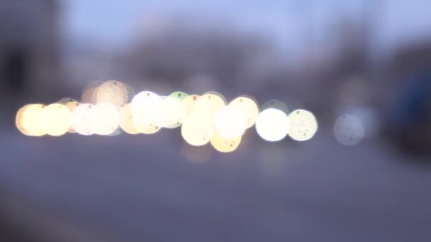 Světla projíždějících aut na dálnici. pohyblivé osvětlení, rozostření . — Stock video