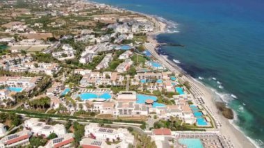 Yunanistan 'ın ünlü tarihi Girit Adası' ndaki Hersonissos yakınlarındaki Anissaras Sahil Kıyısı İnsansız Hava Aracı. Otel Havuzları, Kumsalları ve Akdeniz Dalgaları.