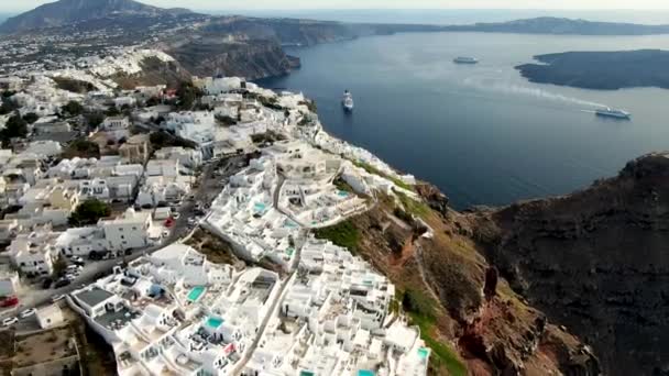 Luchtfoto boven witte huizen op Santorini Island, Griekenland — Stockvideo