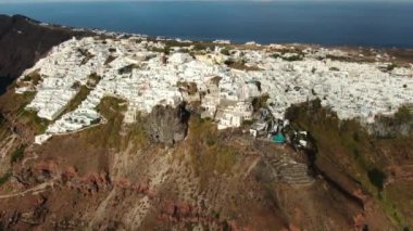Santorini Adası, Yunanistan 'ın Havadan Çekimi. Beyaz ve Mavi Evlerin Üzerinde Uçan