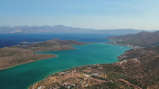 Ilha de Spinalonga com antiga fortaleza antiga colônia de leprosos e a baía de Elounda, ilha de Creta, Grécia — Vídeo de Stock