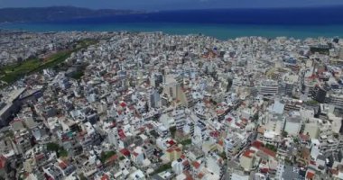 Heraklion şehrinin güzel manzarası. Arka planda viyadük, sokak ve okyanus var. Girit Yunanistan. Hava görüntüsü seyahat ediyor
