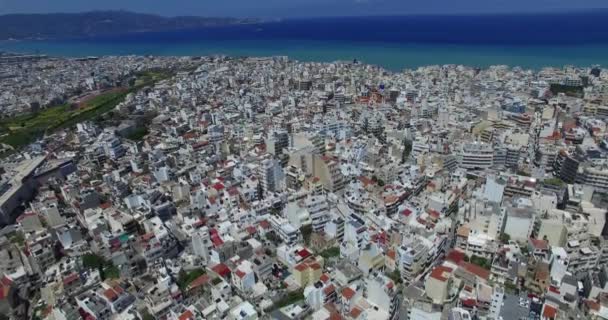 Gyönyörű kilátás nyílik a város Heraklion viaduktok és utcák és az óceán a háttérben. Kréta Görögország. Légitekintés — Stock videók