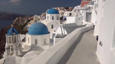 Mavi kubbe kiliseler ve Caldera Santorini Island, Yunanistan görünümünü kaydırma. Ege Denizi