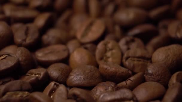 Close up chicchi di caffè monitoraggio colpo caduto dalla borsa — Video Stock