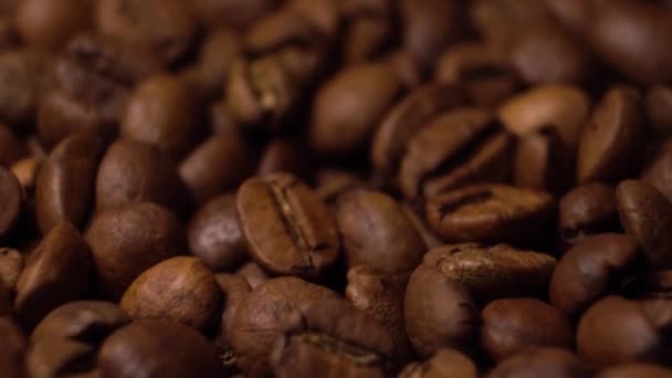 Cerca de granos de café seguimiento tiro caído de la bolsa — Vídeos de Stock