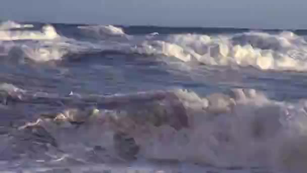 Movimento Lento Ondas Marinhas Enormes Quebrando o Aquecimento Global e o Efeito das Mudanças Climáticas no Tempo — Vídeo de Stock