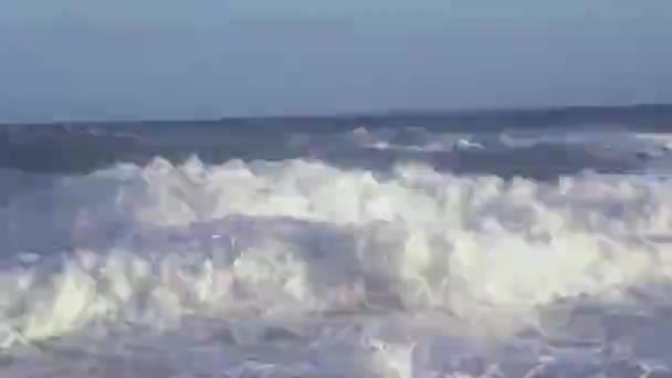 Olas marinas enormes rompiendo el calentamiento global y el efecto del cambio climático en el clima — Vídeos de Stock