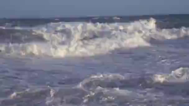 Slow Motion Enorme Zeegolven die de opwarming van de aarde doorbreken en het effect van klimaatverandering op het weer — Stockvideo