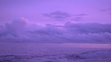 Dalgalar Pembe ve Violet Sunset Bulutları Üzerinde Güzel Gün Batımı