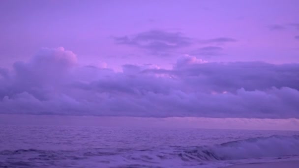 Schöner Sonnenuntergang über dem Meer mit Wellen rosa und violetten Sonnenuntergang Wolken — Stockvideo