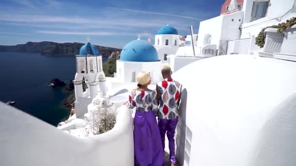 Casal desfrutando da lua de mel em Santorini Grécia Blue Dome Igreja Santorini — Vídeo de Stock