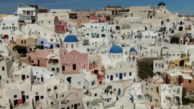 Yunanistan 'ın Santorini Adası' ndaki ikonik Mavi Kubbe Kiliselerinin üzerinde uçuyor