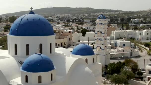 Volar sobre la famosa iglesia con cúpula azul en los resultados de búsqueda en la isla de Santorini en Grecia — Vídeos de Stock