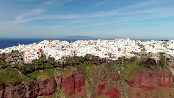 Flygfoto ovanför vita hus Vacker utsikt över kyrkor i Oia byn, Santorini ön i Grekland — Stockvideo