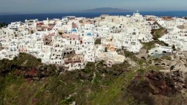 Yunanistan 'ın Santorini adasındaki Oia köyündeki kiliselerin güzel manzarası.