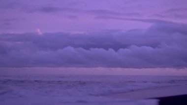 Dalgalar Pembe ve Violet Sunset Bulutları Üzerinde Güzel Gün Batımı