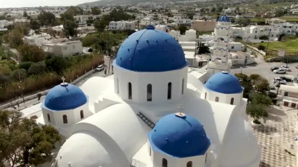 Voler au-dessus de la célèbre église en forme de dôme bleu dans les résultats de recherche sur l'île de Santorin en Grèce — Video