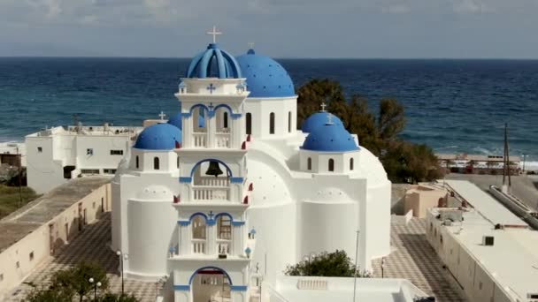 Flying Over Famous Blue Domed Church I sökresultat På Santorini Island I Grekland — Stockvideo