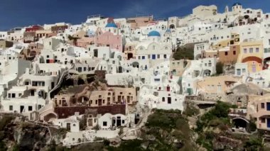 Yunanistan 'ın Santorini adasındaki Oia köyündeki kiliselerin güzel manzarası.