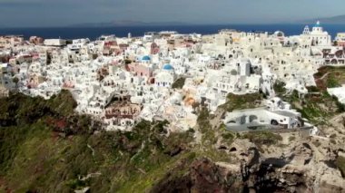 Yunanistan 'ın Santorini adasındaki Oia köyündeki kiliselerin güzel manzarası.