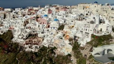 Yunanistan 'ın Santorini Adası' ndaki ikonik Mavi Kubbe Kiliselerinin üzerinde uçuyor