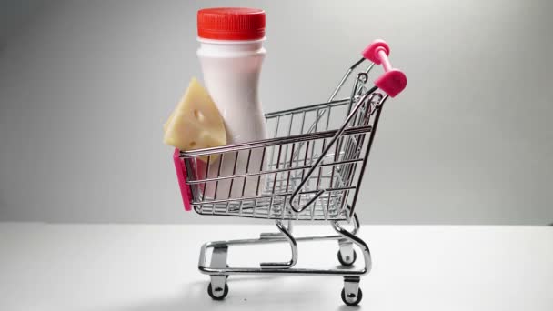 Концепция корзины для покупок - колбасное молоко в магазине — стоковое видео