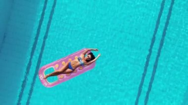 Havadan. Yavaş Çekim Genç Güzel Kız Yüzüş Manzarası