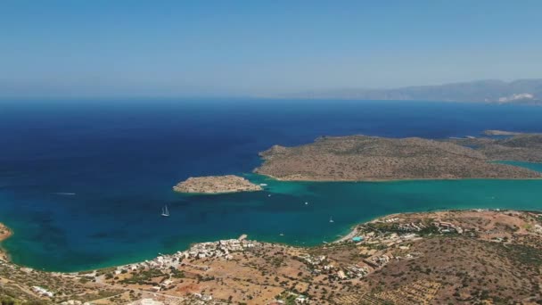Ilha de Spinalonga com antiga fortaleza antiga colônia de leprosos e a baía de Elounda, ilha de Creta, Grécia — Vídeo de Stock