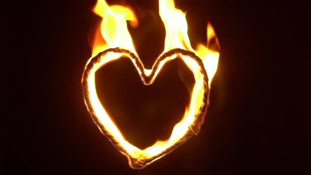 Ateşli Kalp. Ateşle parlayan bir kalp şekli. Video geç saatlerde çekilmişti. — Stok video