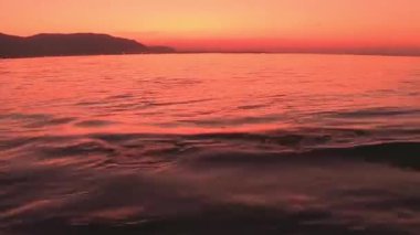 Sabahın erken saatlerinde Florida 'da okyanusta bir kumsalda gün doğumunda. Gün batımında Baltık Denizi Koyu' nun güzel manzarası, ufukta bulutsuz gökyüzü, uzakta turuncu gölgeler ve huzurlu bir deniz.