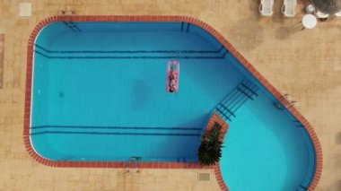 Havadan. Yavaş Çekim Genç Güzel Kız Yüzüş Manzarası